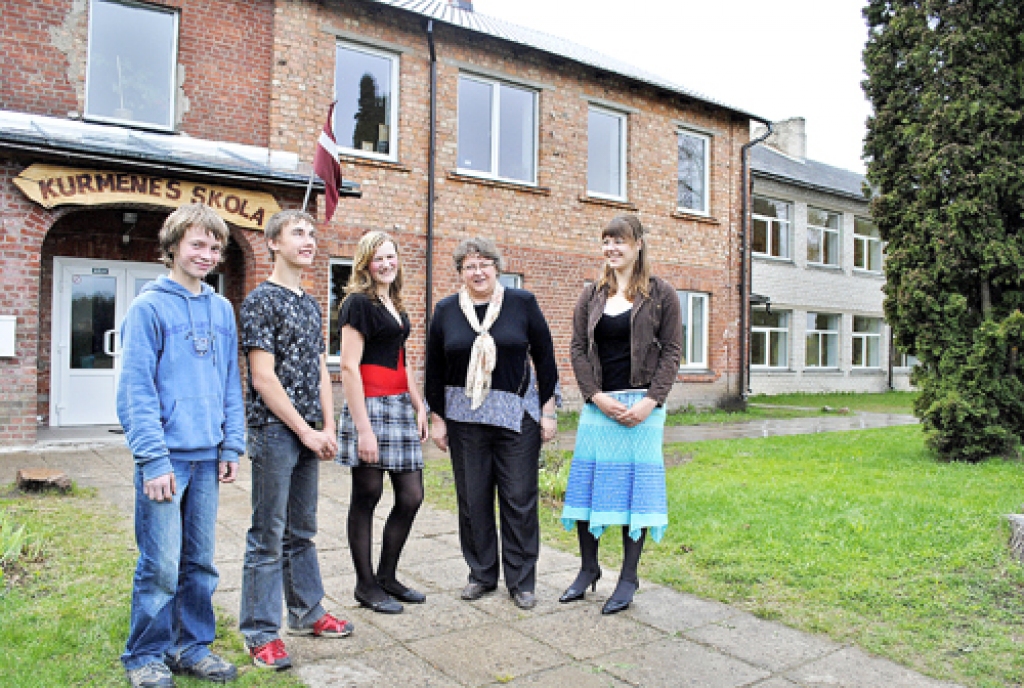 Kurmenes pamatskolas 9. klasē mācās: Egita Zariņa, Evija Mašinska, Kristaps Salgrāvis, Raitis Ģibuzis. Fotografēšanās brīdī klases audzinātāja Gunta Drezova nevarēja ierasties, kopā ar jauniešiem – devītklasnieku pirmā audzinātāja Ineta Dūmiņa. 