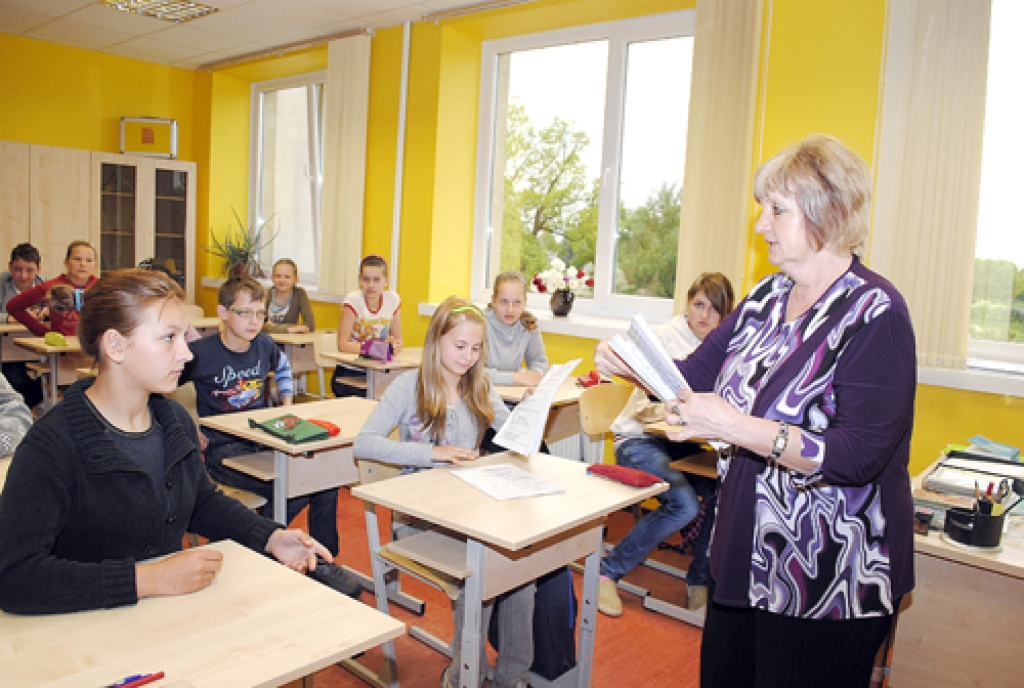 Uzvaras vidusskolas 6. klases audzēkņi nodod pabeigtos darbus. 