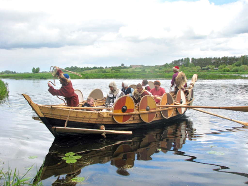 «Pardus», vikingu kuģis, pietaujojas Mežotnē. 
