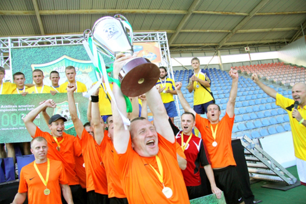 Futbola komandas «Rainis» spēlētāji priecājas par uzvaru «Mītava Open» turnīrā pērn.