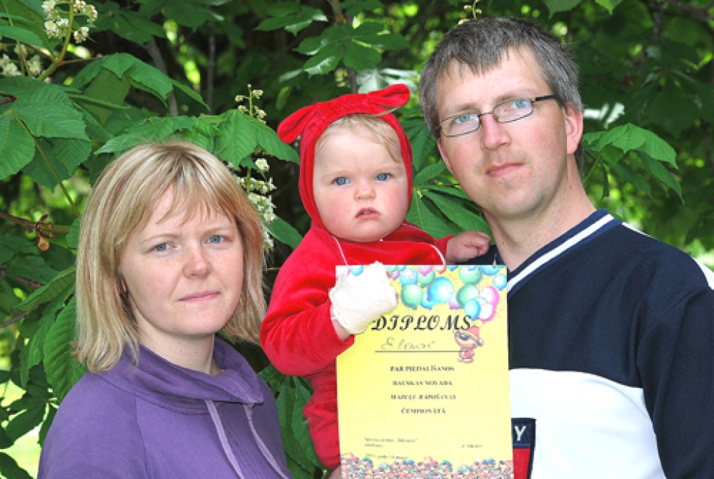 Elīna Arāja, mazuļu rāpošanas sacensību dalībniece, kopā ar mammu Sandru un tēti Dāvi. 