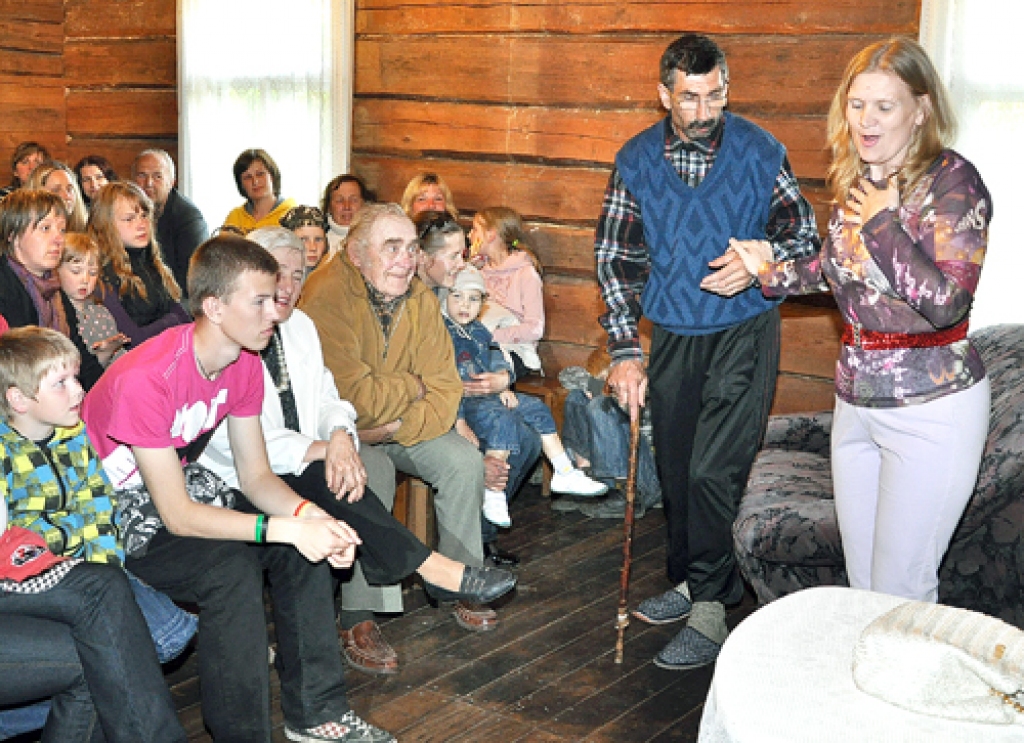 Ar neviltotu interesi skatītāji sekoja līdzi komēdijā «Savedējs» atainotajiem notikumiem.