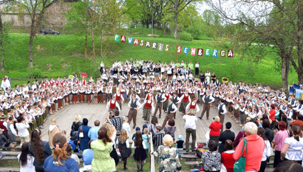 Skaistkalnē cits pēc cita uz skatuves kāpa dziedātāji un daudzo deju kopu dalībnieki.