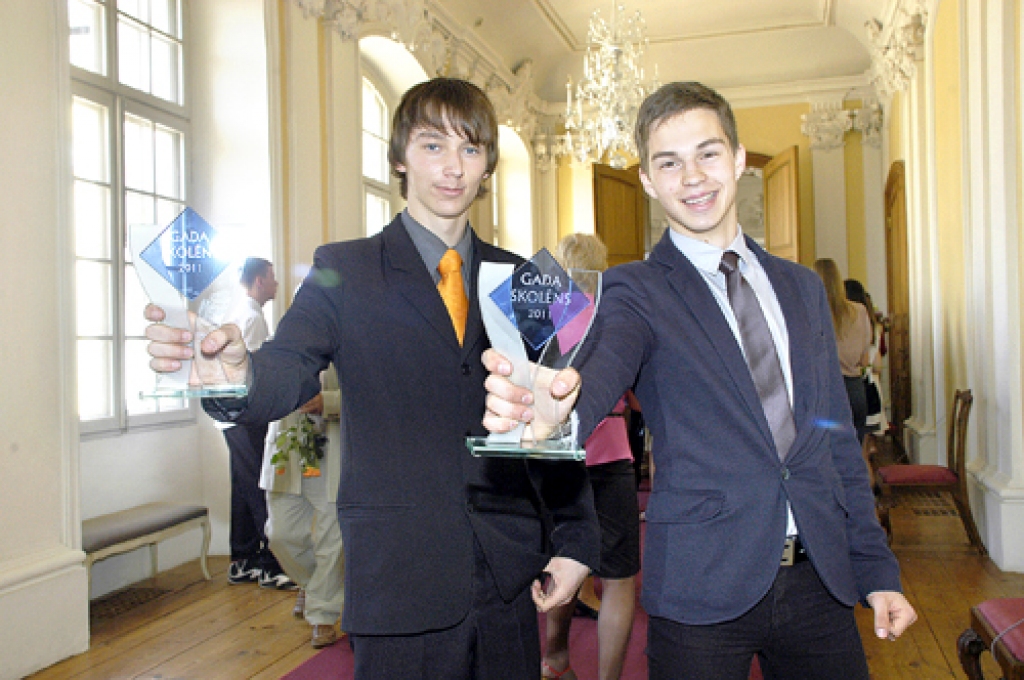 Konkursa «Gada skolēns 2011» uzvarētāji Bauskas un Rundāles novadā – Toms Štrāls (no kreisās) no Vecsaules pamatskolas un Artūrs Toms Plešs no Bauskas 1. vidusskolas.