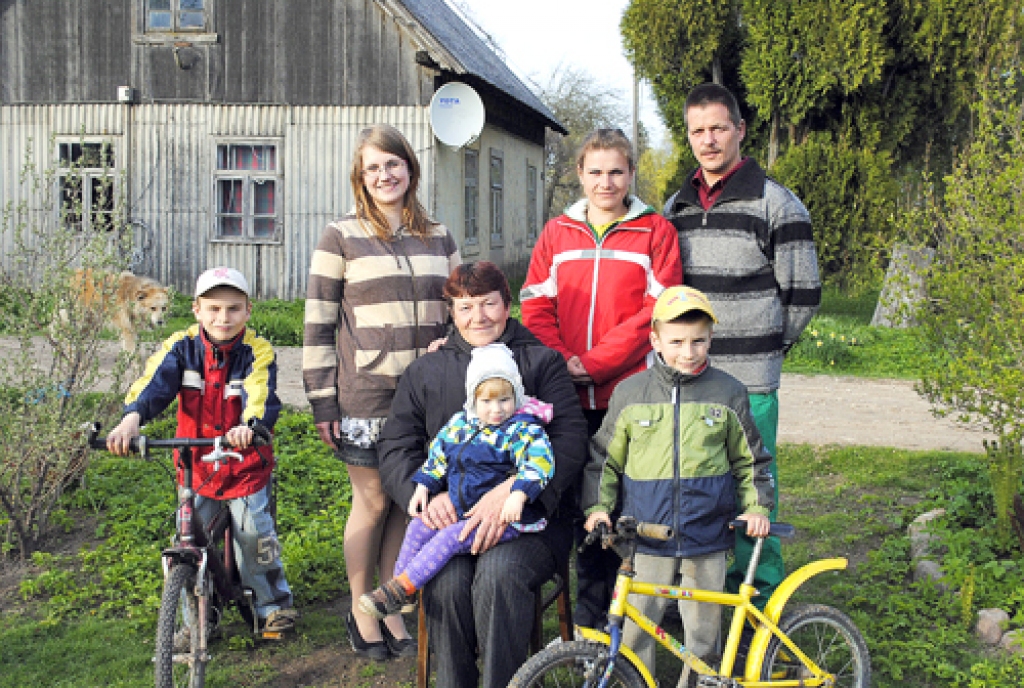 Poliku saimi reti izdodas sadabūt kopā, jo katram ir savas gaitas. Šoreiz fotografējās Artis (pirmajā rindā no kreisās), vecmāmiņa Dzintra ar mazmeitu Sarmīti un jaunāko mazdēlu Kristeru, kā arī meitas Inga (stāv no kreisās) un Dace ar draugu Modri.