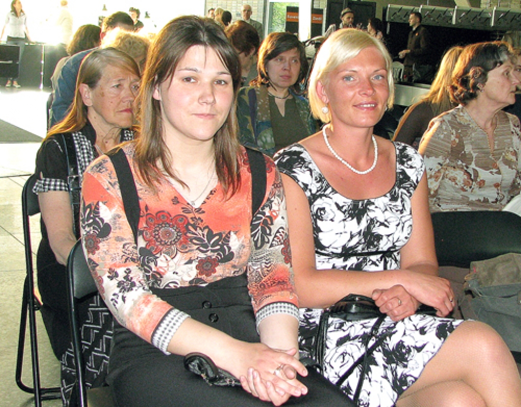 Dailes teātrī pirms izrādes «Amadejs» Lāsma Bērziņa (no kreisās) un Dina Tomašūna ieklausās tās veidotāju un ekspertu viedokļos. 