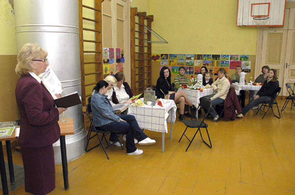 Gunta Novika (no kreisās), struktūrvienības vadītāja, stāsta vecākiem, ko Svitenes bērni šajā mācību gadā labu izdarījuši. 