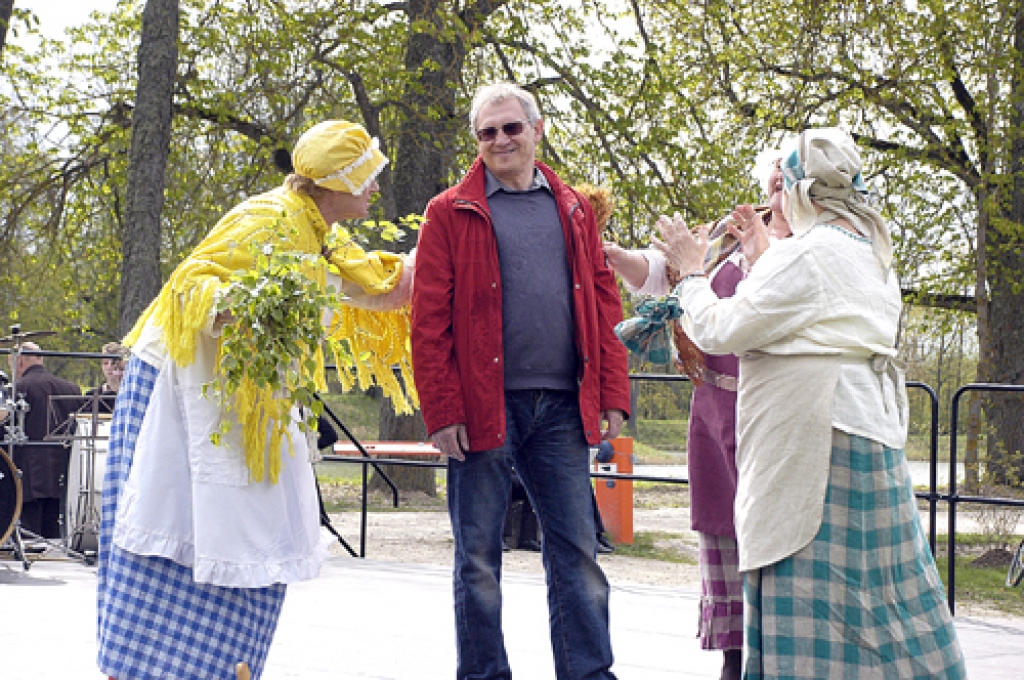 Aivaram Okmanim (vidū), Rundāles novada domes priekšsēdētājam, arī tika veltīti buramvārdi. 