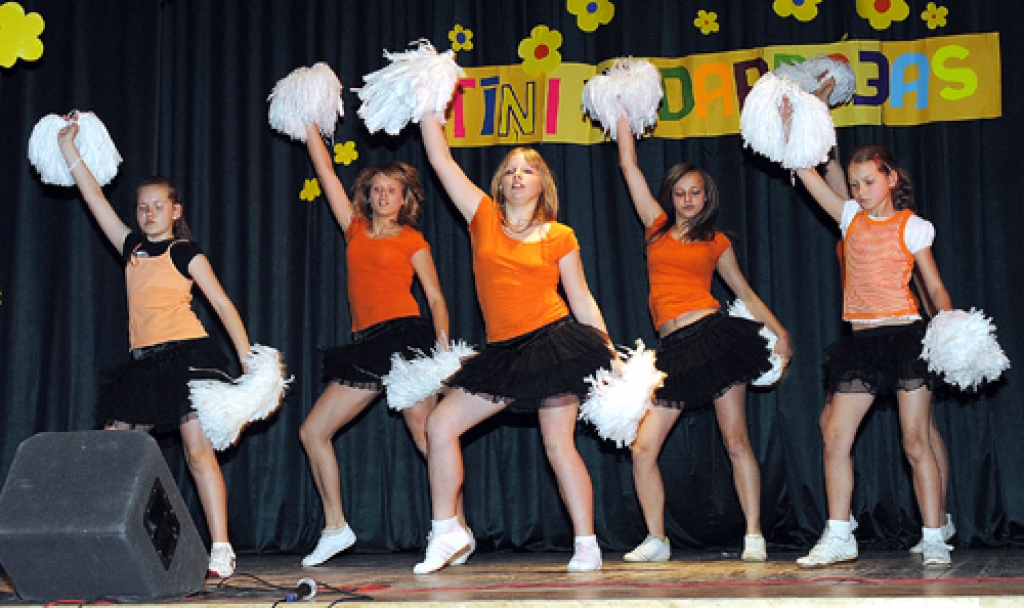 Kurmenes ritma grupas dejotājas, ar kurām strādā skolotāja Andžela Briča, uzstājas dažādos sarīkojumos. Uz pašmāju skatuves viņas jūtas visdrošāk. 