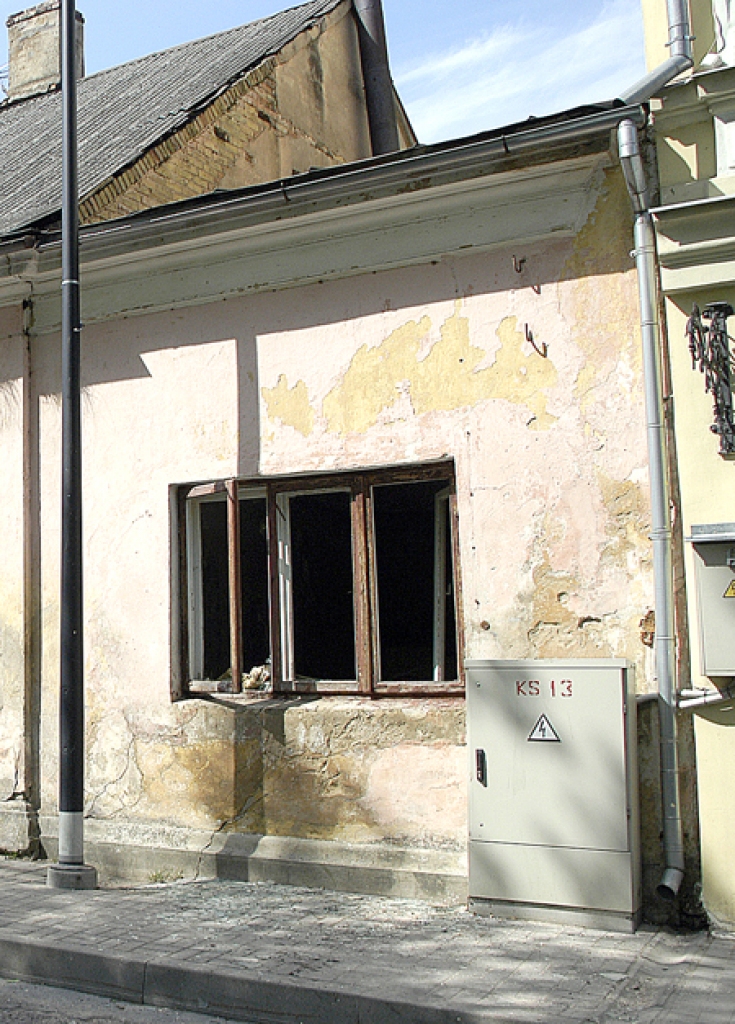 Uguns pārsviedusies uz Rīgas ielas ēku nr. 39c, kurai izdeguši bēniņi un jumta konstrukcija.