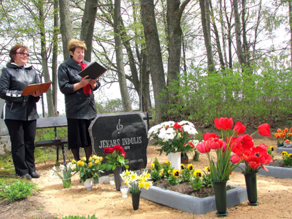Pie piemiņas akmens Jēkabam Indulim sanākušos uzrunā Ceraukstes pagasta kultūras darba organizatore Inita Gilberte (no kreisās) un skolotāja Ināra Dimante.