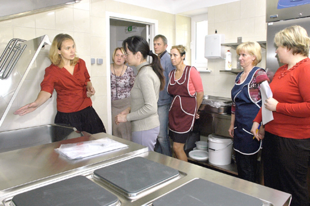Agita Berķe-Berga (no kreisās), SIA «Prolux» virtuves iekārtu tirdzniecības menedžere, skaidro, kā lietojams firmā «Electrolux» ražotais aprīkojums.