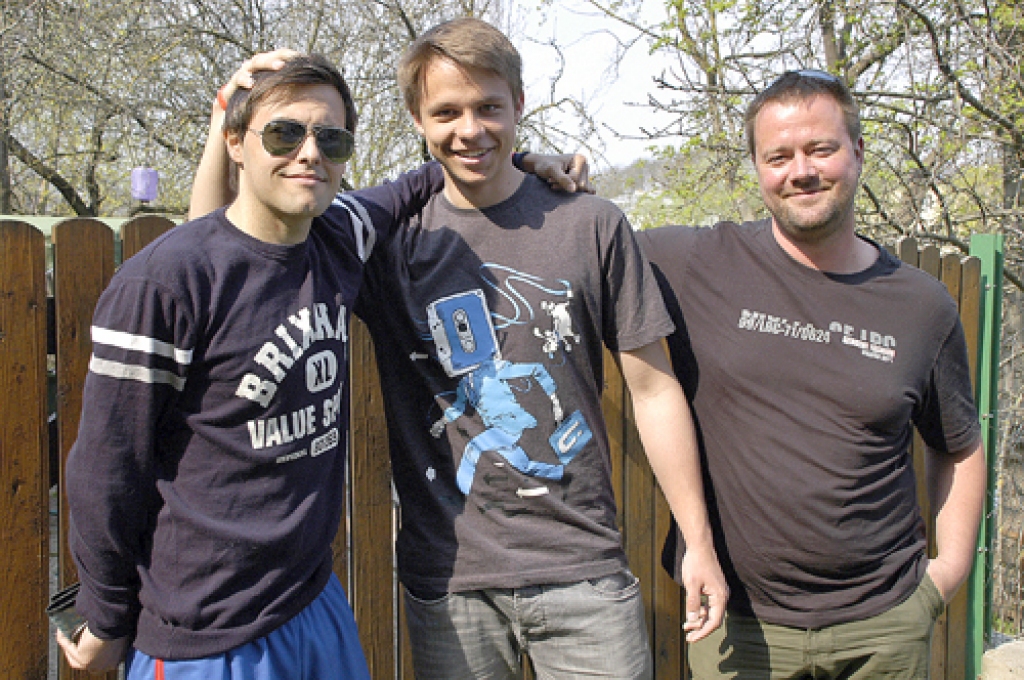 Spānis Kristiāns Torres Eskvitino (no kreisās) nesaka ardievas Latvijai uz visiem laikiem, jo Stelpē iepazīti draugi – Agnis Švarcbahs (no labās), Oskars Rullis un viņu viesmīlīgā ģimene.