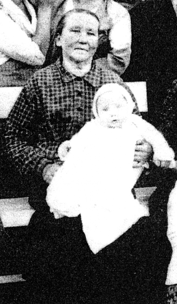 Karolīna Briede ar mazdēlu Andri 1933. gadā. 