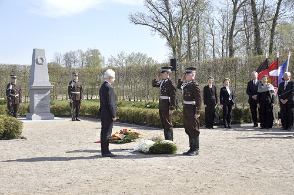 Vainagu piemiņas vietā noliek Rundāles pils muzeja direktors Imants Lancmanis. 
