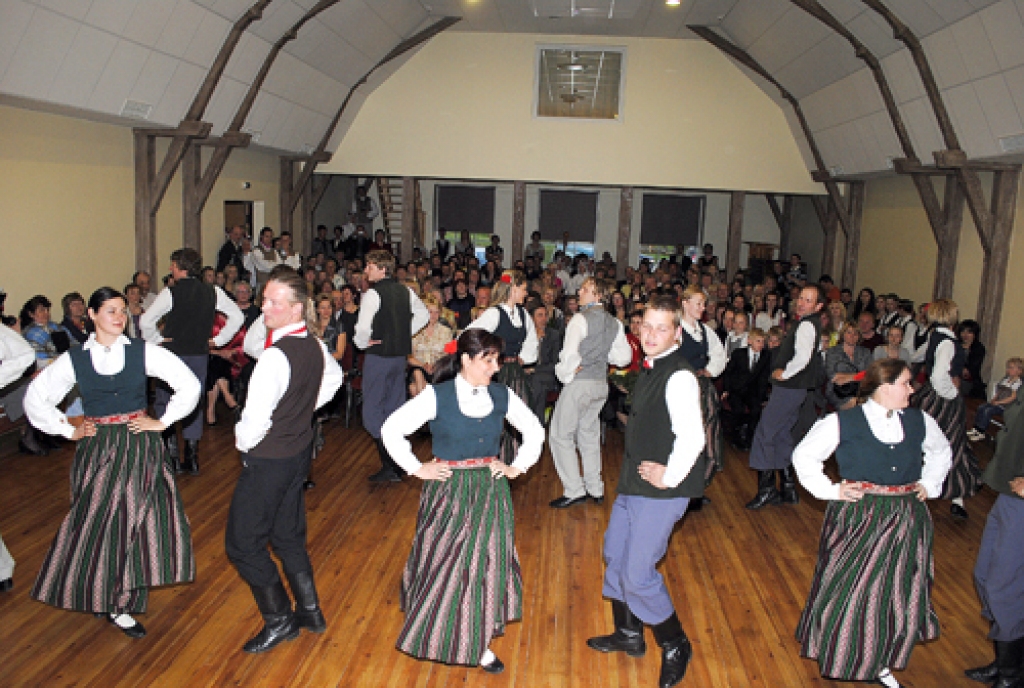 Svētku koncertā piedalījās Bārbeles tautas nama deju kopas. 