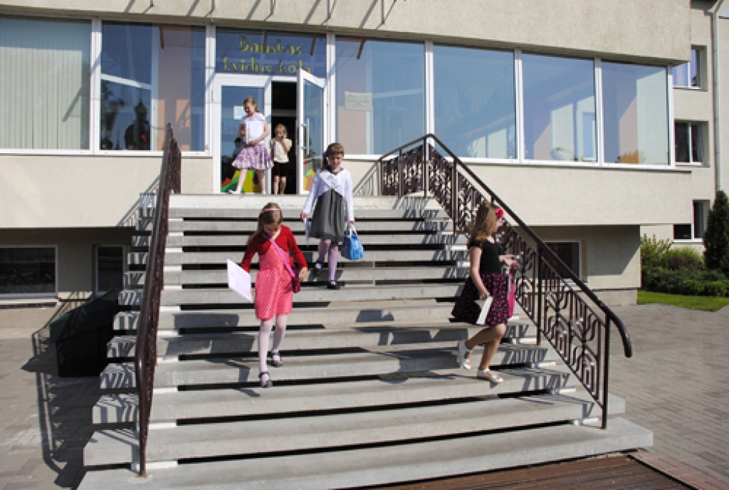 Smaidoši un priecīgi skolēni šodien, 31. maijā, sastopami pie visām izglītības iestādēm, arī pie Bauskas 1. vidusskolas. 
Autors: Ivars Bogdanovs