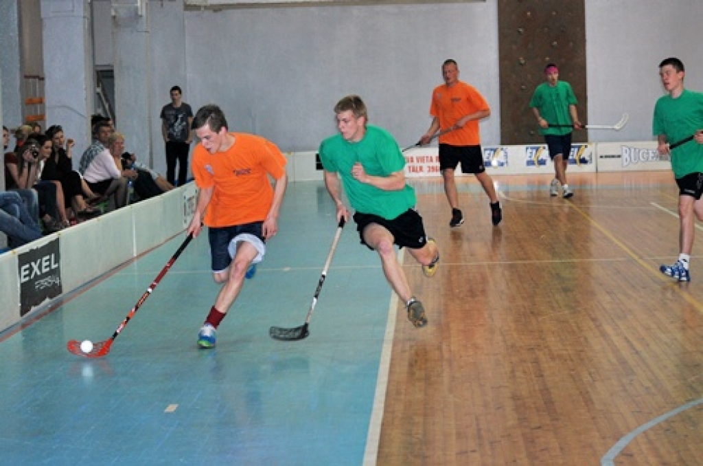 «DSTB» spēlētāji grūtā spēlē pret «Vecsaules» komandu izcīnīja pēdējo ceļazīmi uz pusfinālu. 
Autors: Uldis Varnevičs