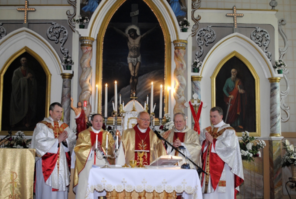 Romualda Baļčūna (otrais no kreisās) priesterības 30. gadadienas pateicības dievkalpojums.
Autors: Juris Iļņickis