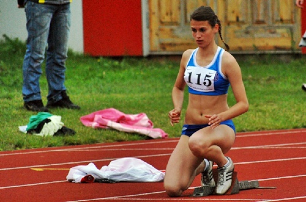 Rīgas atklātajā čempionātā un junioru meistarsacīkstēs Ilonai Dramačonokai 100 metru barjerskrējienā pirmā vieta.
Autors: no «Bauskas Dzīves» arhīva.