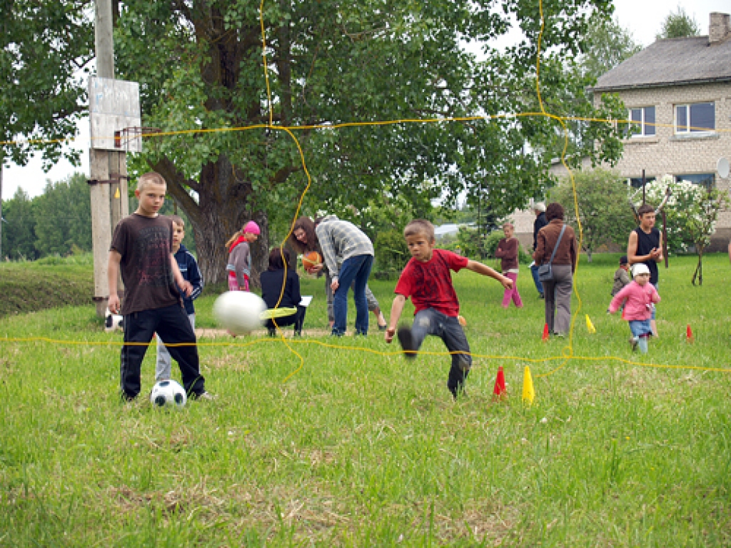 Lieli un mazi aktīvās atpūtas cienītāji svētdien, 29. maijā, mērojās spēkiem jautrās sacīkstēs Iecavas novada Audrupu ciemata jaunveidojamā sporta un rotaļu laukumā.
Autors: Madara Ērgle