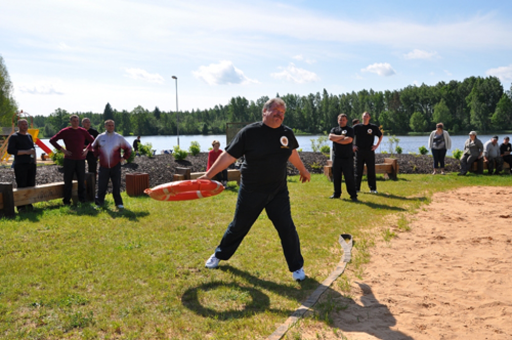 Glābšanas riņķi met Mārtiņš Reitmanis no Vecumniekiem.
Autors: Žanna Zālīte