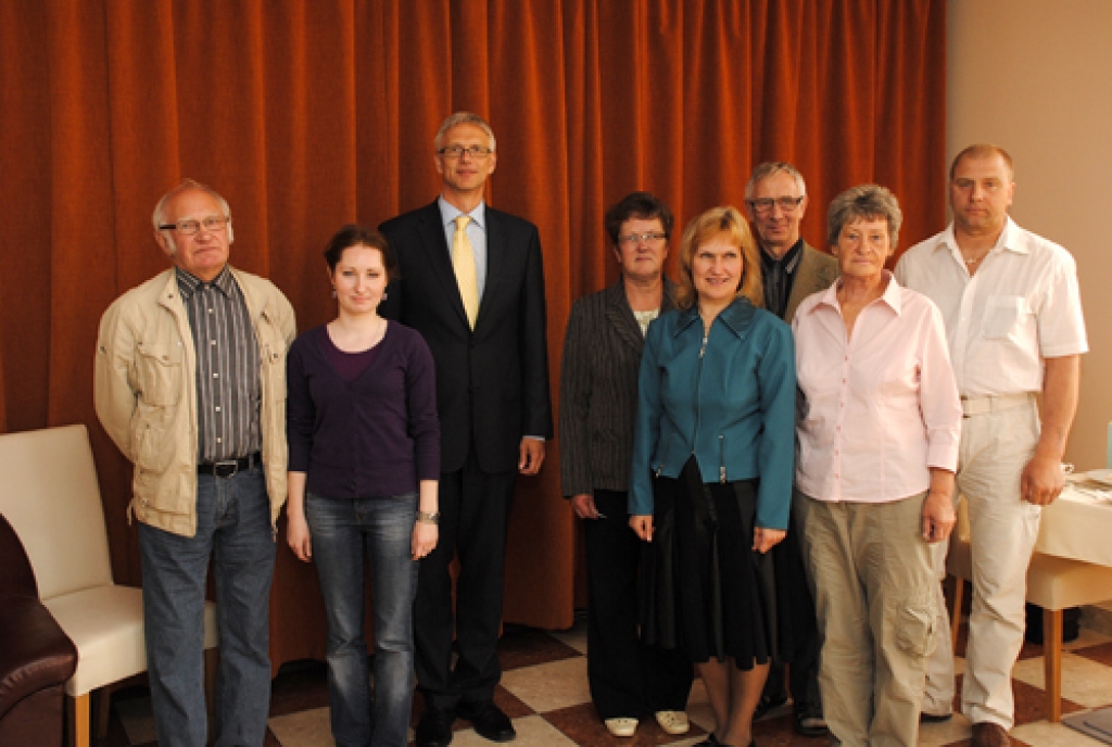 EP deputāts Krišjānis Kariņš Bauskas viesnīcā tikās ar konkursa pareizo un daļēji pareizo atbilžu autoriem: Jāni Mikulānu, Eižēniju Lauzēju, Gunti Macpanu, Elīnu Melderi, Teklu Pintu, Uldi Osīti un Viju Reisteri.
Autors: Ivars Bogdanovs