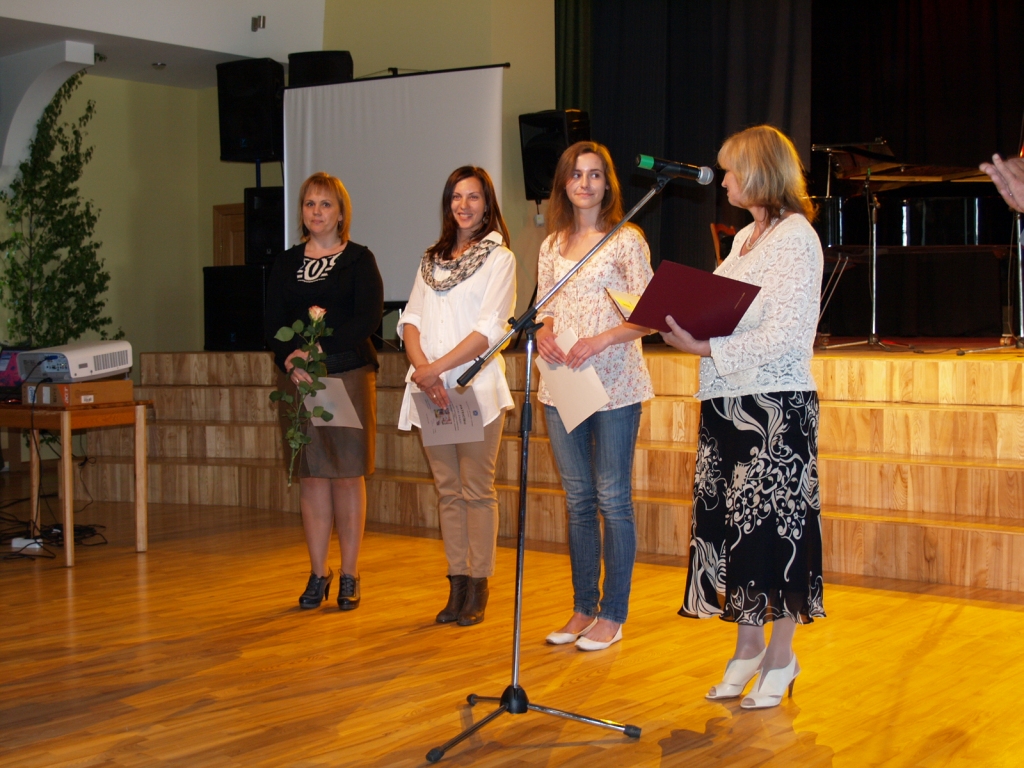 Vienīgā valsts olimpiādes godalgotas vietas ieguvēja no Iecavas novada – vidusskolas 12. klases audzēkne Laura Liepiņa (otrā no labās), viņas latviešu valodas skolotāja Gita Zaķe (otrā no kreisās) un internātpamatskolas pedagoģe Inga Čipena (pirmā no kreisās), vienīgā novada pārstāve valsts pedagoģiski metodisko izstrādņu skatē, augstākā vērtējuma ieguvēja, uzklausa pašvaldības izglītības speciālistes Valdas Lieknes uzslavas.
Autors: JĀNIS KLIMOVIČS