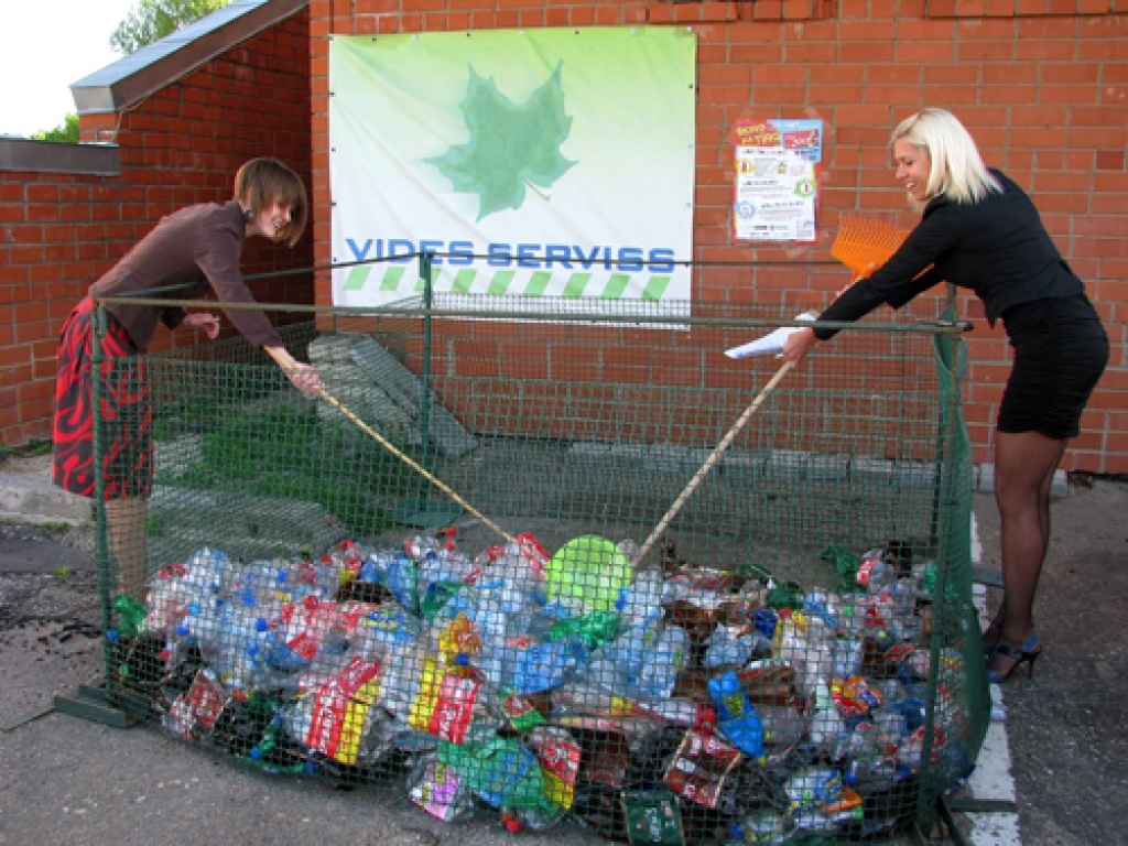 SIA «Vides serviss» speciāliste Linda Tijone-Kļaviņa (no labās) un Bauskas novada domes pārstāve Ieva Šomina rūpīgi samaisa vairāk nekā 300 PET pudeļu ar tajās ievietotajām zīmītēm. 
Autors: Vilnis Auzāns