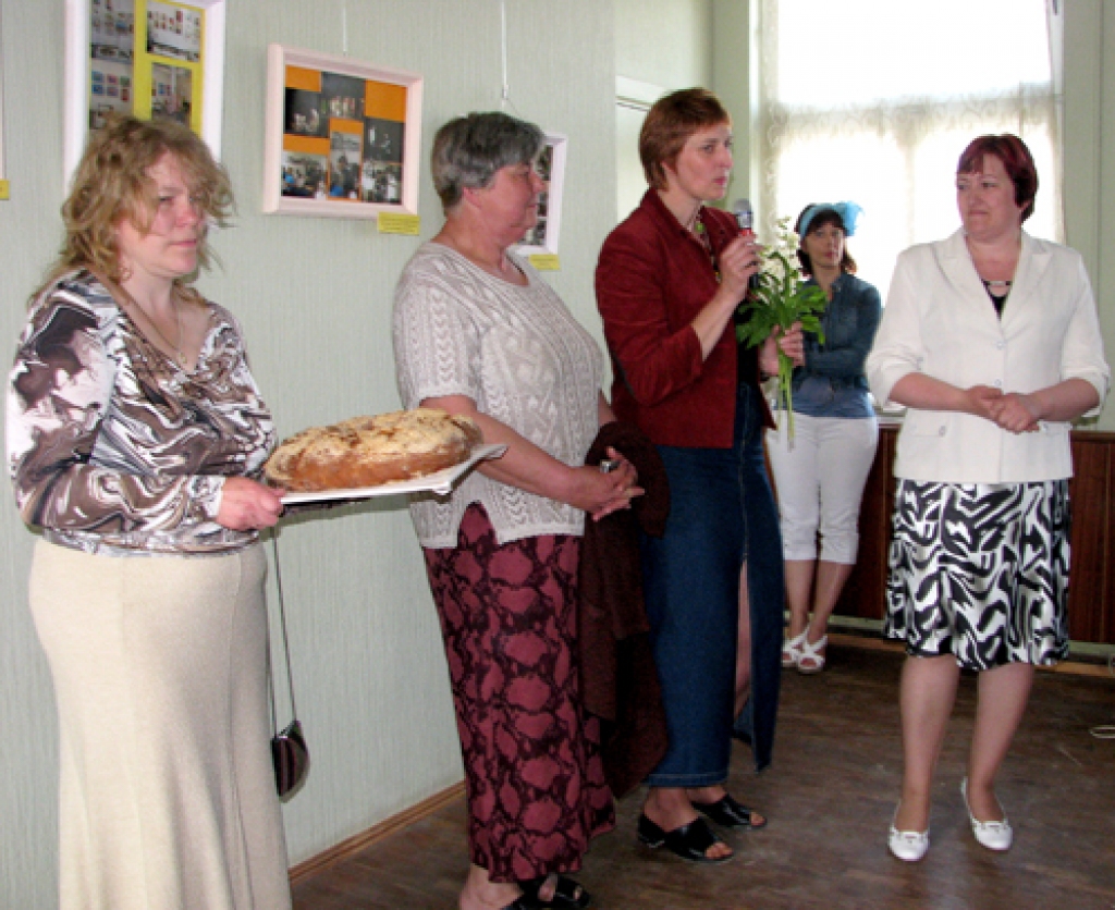 Atklājot amatniecības un mākslas centru «Bauskas skapis», to sveica Bauskas novada amatnieces un uzņēmējas. 
Autors: Vilnis Auzāns