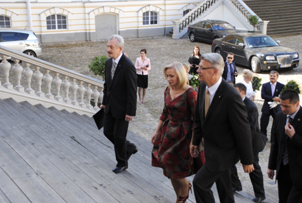 Valsts prezidents Valdis Zatlers un ar dzīvesbiedri Lilitu Zatleri 24.maijā piedalījās Rundāles pils 275.dzimšanas dienas pasākumā.
Autors: Ivars Bogdanovs