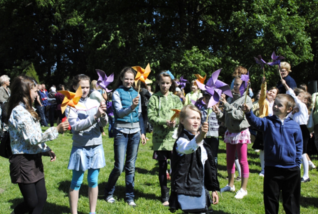 Mezģaļu pamatskolas jauno dziedātāju vējdzirnavas jautri griež «Lejenieku» pagalma vēji.
Autors: Ivars Bogdanovs