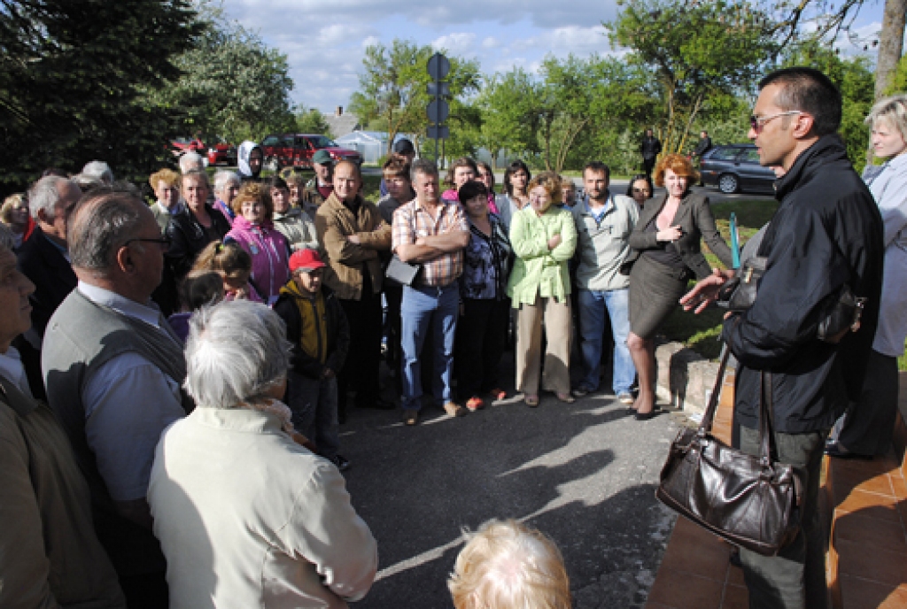 Codē, pie pagastmājas, 23. maija vakarā bija ieradušies ap 60 vietējo iedzīvotāju, lai paustu savu viennozīmīgu «nē» krematorijas būvei ciematā. SIA «Sanarius» direktora Dmitrija Šokela argumenti sanākušos nepārliecināja. 
Autors: Ivars Bogdanovs