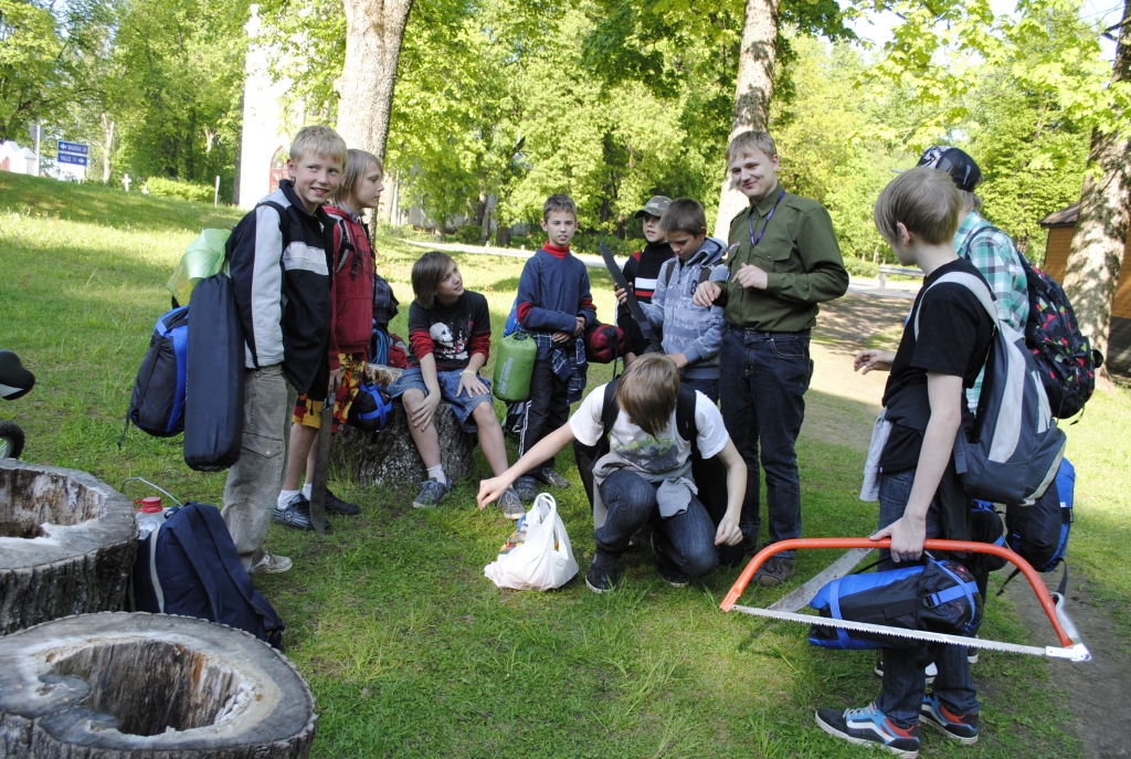 Pirms došanās uz Ķeru līci Bārbelē «Bauskas Dzīve» satika biedrības „Jaunatne smaidam” viceprezidentu Renāru Manuilovu un deviņus skautus, kuri izvēlējušies nakti pavadīt āra apstākļos un apgūt skautu un gaidu prasmes. 
Autors: Juris Iļņickis