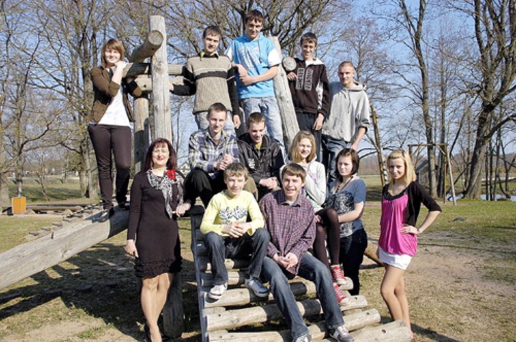 Vecumnieku vidusskolas 9.a klasē mācās: Andris Čipāns, Andris Dziļums, Elīna Fjodorova, Lāsma Jakuškina, Jorens Janišonis, Andris Kirilovs, Mairis Martinovs, Sandijs Sproģis, Sigita Špele, Mārtiņš Traukmanis, Ričards Vītols, Daila Žukauska, Agris Vilciņš. Folografēšanās dienā skolā nebija Jāņa Nires. Klases audzinātāja – Anda Kuzma.
Autors: Ivars Bogdanovs