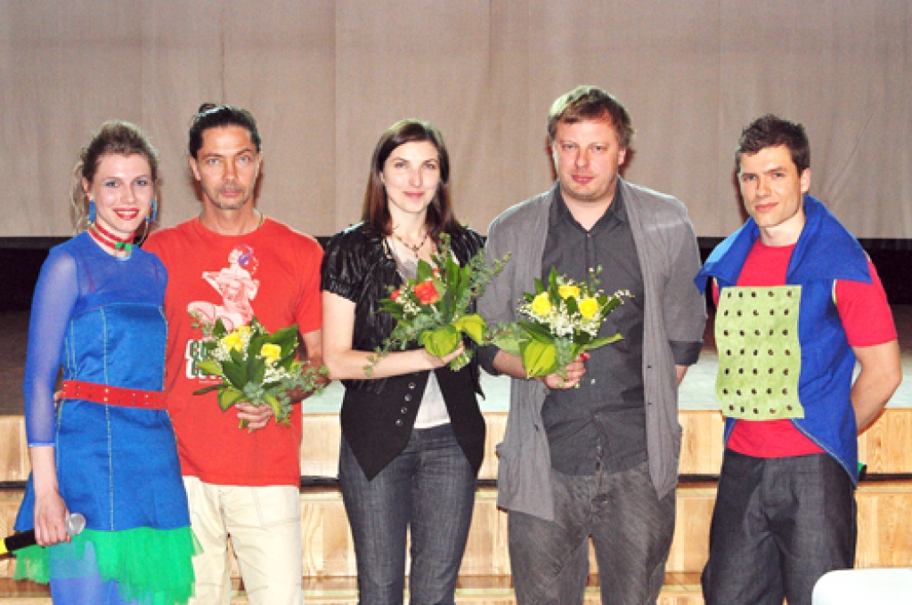 Festivāla rīkotāji Laine (no kreisās) un Bruno (no labās) Bahi kopā ar žūriju - fotogrāfu Sergeju Kondrašinu (otrais no kreisās), LTV sižetu veidotāju Adriānu Rozi un režisoru Mārtiņu Graudu.
Autors: Anita Bukovska