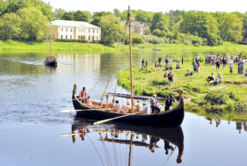 Svētku dalībnieki Mežotnē varēja vērot vikingu un kuršu laivu regati.
Autors: Ivars Bogdanovs