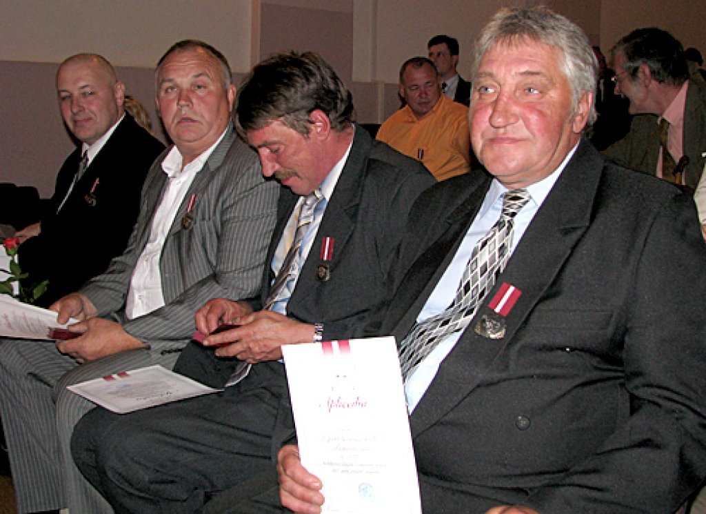 Lepni par saņemto apbalvojumu ir Bauskas novada vīri, tostarp Uldis Bērziņš no Gailīšu pagasta (no labās). 
Autors: Vilnis Auzāns