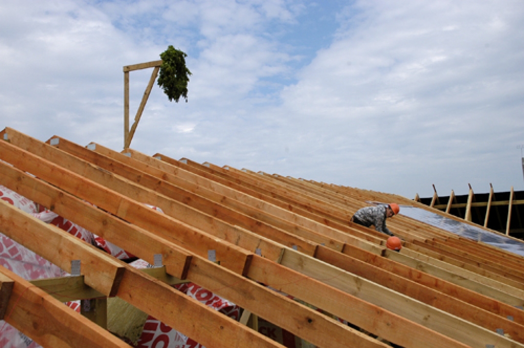 Ozolzaru vainags – Bauskas poliklīnikas jaunā jumta spāru svētku simbols.
Autors: Ivars Bogdanovs