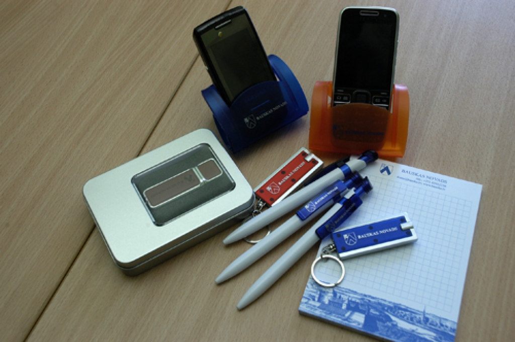 Jaunie Bauskas novada oficiālie suvenīri – tradicionāli priekšmeti: pildspalvas, piezīmju papīrs, gaismeklīši. 
Autors: Ivars Bogdanovs