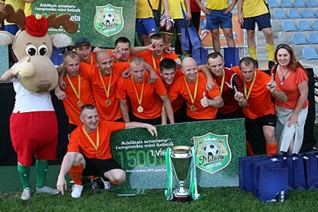 Futbola komandas «Rainis» spēlētāji priecājas par savu uzvaru «Mītava Open 2010» turnīrā.
Autors: No «Bauskas Dzīves» arhīva.