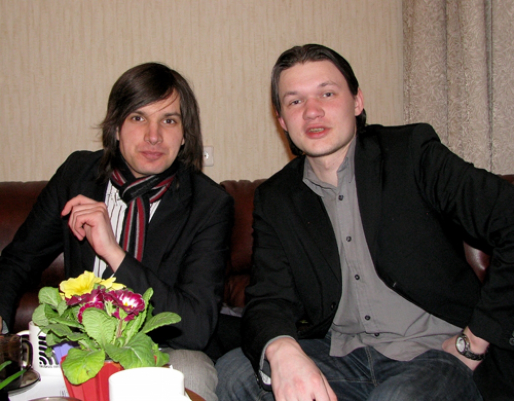 Andra Ērgļa (no kreisās) un Gata Zotova dziesma «Izvēlies» nav pirmais abu mākslinieku kopdarbs. Klausītāju vērtējumam nodotas arī citas dziesmas, tostarp populārā kompozīcija «Iemāci man būt īstam». 
Autors: Vilnis Auzāns