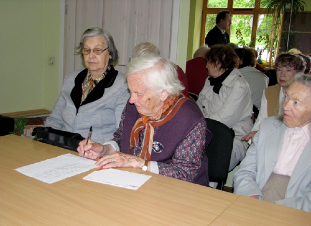 Vieni no pirmajiem, kas parakstījās pret Bauskas pakalpojumu klāsta samazināšanu Bauskas slimnīcas traumpunktā bija pilsētas pensionāri, tostarp pensionētā skolotāja Līvija Lapša. 
Autors: Vilnis Auzāns