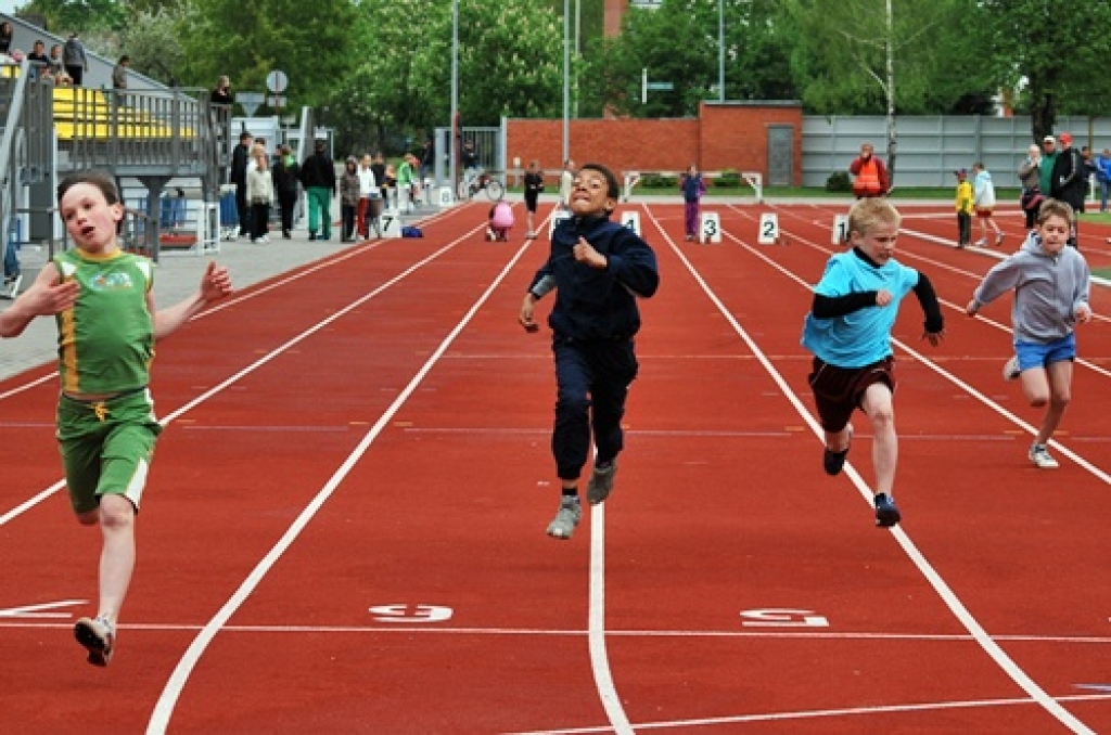 60 metru skrējiena finālā ātrākais bija Armands Gorbačovs no Neretas (no kreisās). Ātrākais no mūsu novadniekiem bija Ričards Kasendu no Bauskas 1. vidusskolas (otrais no kreisās). 
Autors: Uldis Varnevičs