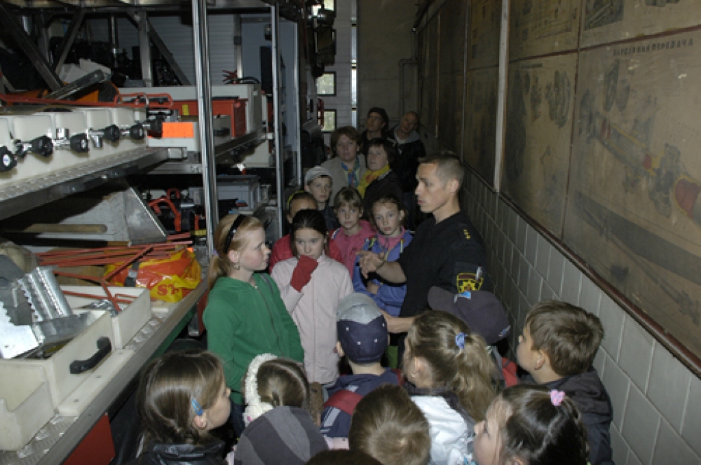  Valsts ugunsdzēsības un glābšanas dienesta (VUGD) Bauskas daļā līdz ar «Bauskas Dzīvi» viesojās Codes pamatskolas sākumklašu audzēkņi.
Autors: Ivars Bogdanovs