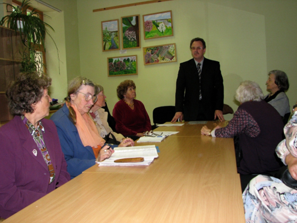 Deputāts Uldis Kolužs centās pārliecināt sanākušos pensionārus, ka pilsētas vārda, goda un karoga nesējs, atbildīgais par visu Bauskā notiekošo ir novada domes priekšsēdētājs Valdis Veips. 
Autors: Vilnis Auzāns