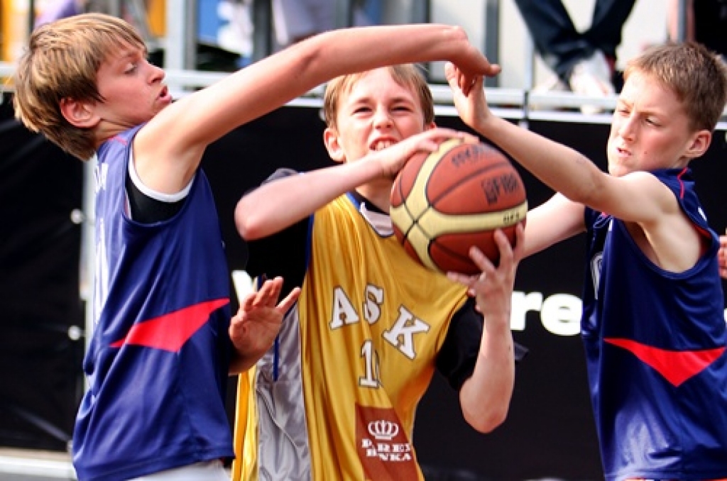 Rihards Mežsargs un Helvis Lapiņš, «Iecava» komandas spēlētāji, mēģina apstādināt pretinieku uzbrukumu. 
Autors: streetbasket.lv