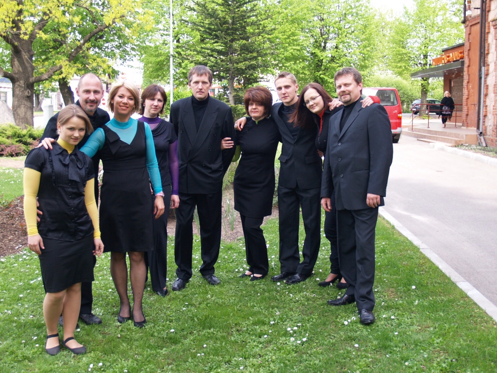 Iecavnieki pirms došanās uz skati (no kreisās): Stefānija Sidorenko, Romualds Latkovskis, Kristīne Kugrēna, Solvita Dārziņa, Edvīns Circenis, koncertmeistare Arita Orrava, Kaspars Brants, Līva Drēviņa, ansambļa vadītājs Māris Drēviņš.
Autors: Antra Ērgle