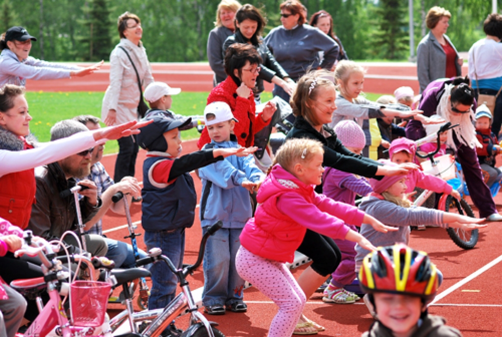 Mazie sportisti iesildās pirms sacensībām. 
Autors: Uldis Varnevičs