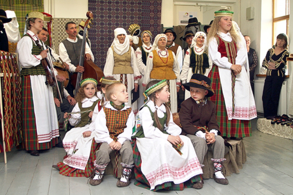 Radvilišķu kultūras centra kapela un folkloras kopa dejoja un dziedāja muzejā kopā ar bērniem no Žeimes.
Autors: Raitis Ābelnieks